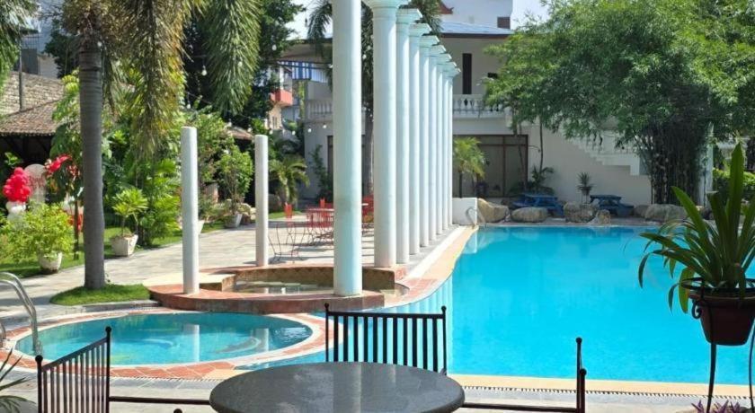 Отель Club Denovo Butwal Экстерьер фото